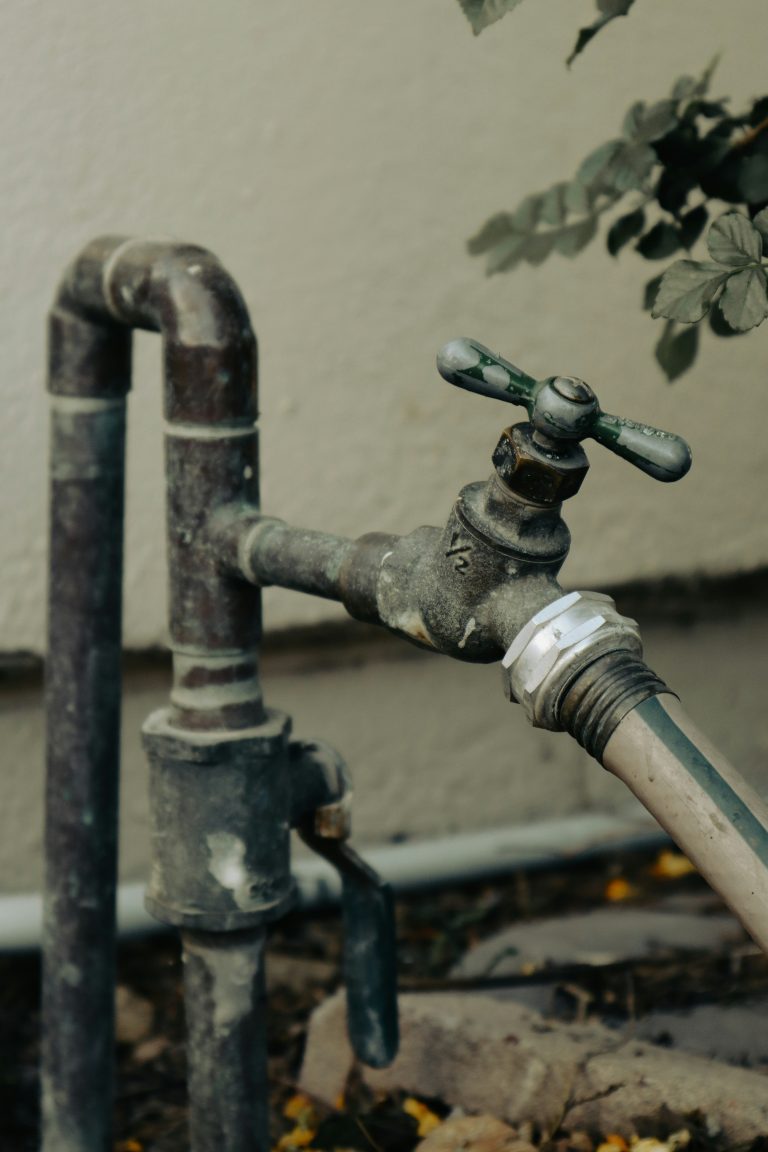 Comment protéger sa plomberie contre le calcaire et l’humidité en Guadeloupe ?